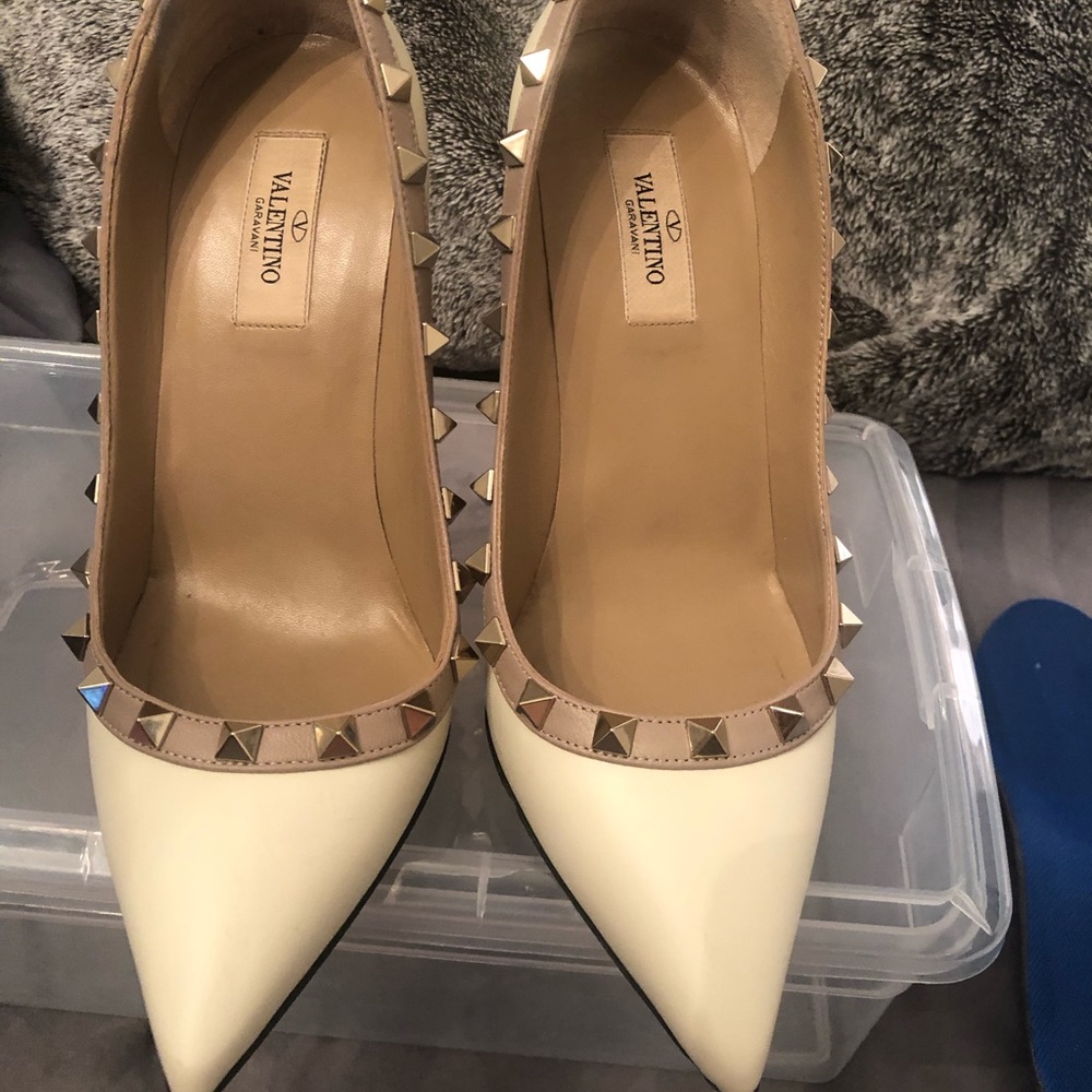 Valentino Off White And Tan Trim Leather Stud Pump